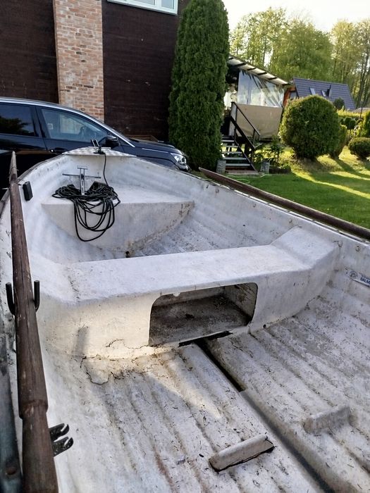 Łódka wędkarska z silnikiem spalinowym