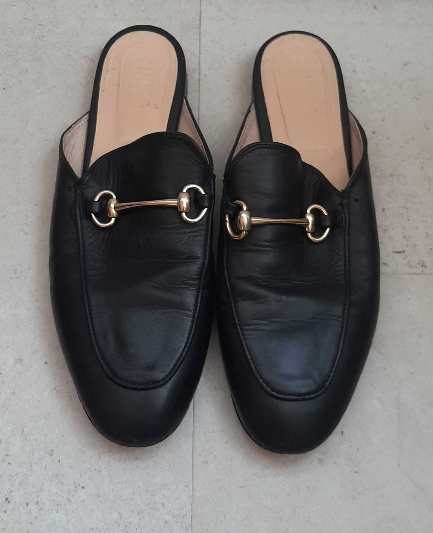 Sapatos, Mules rasas pretas em pele com aplicação dourada