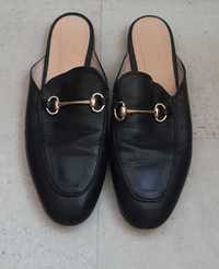 Sapatos, Mules rasas pretas em pele com aplicação dourada
