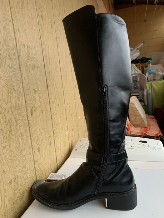 Черные сапоги кожаные на каблуке 39