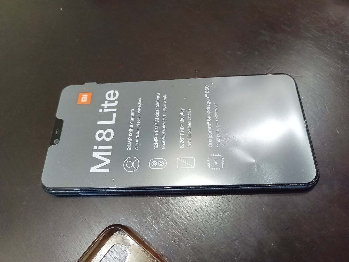 Телефон MI 8 Lite