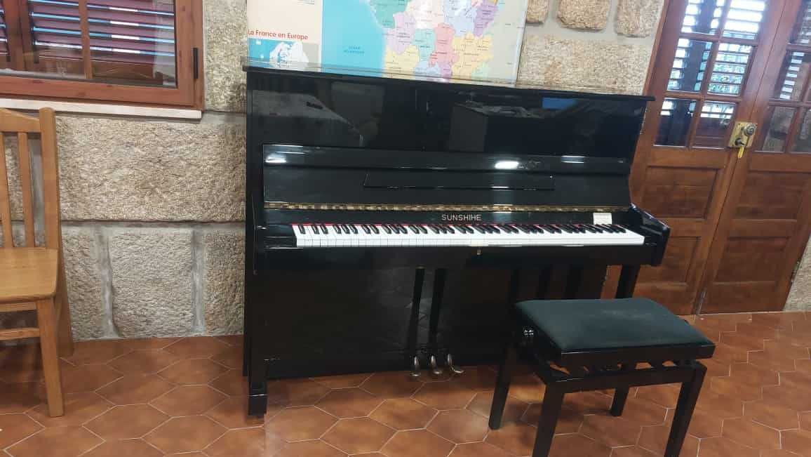 Vendo piano SUNSHIHE, afinado, em bom estado e bom preço