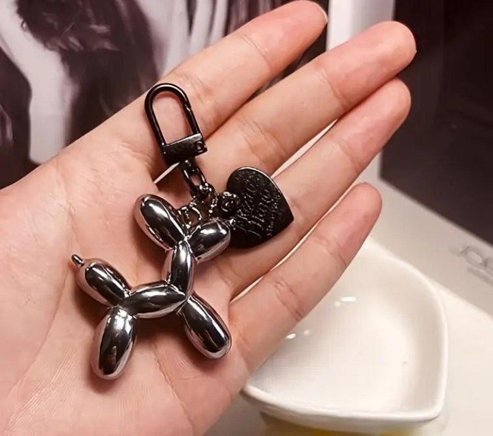 Сріблястий брелов у формі собаки з кулькою