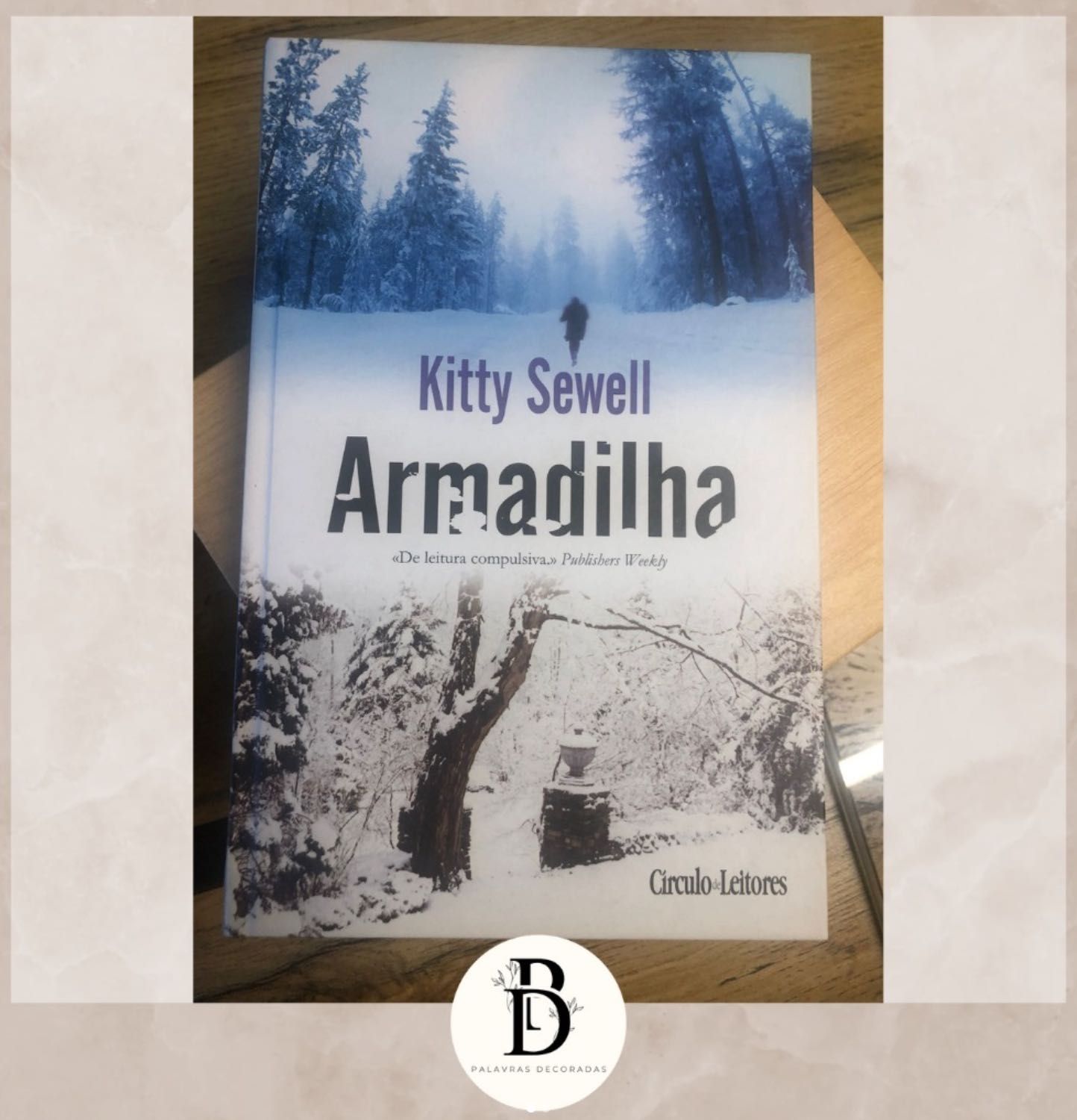 “Armadilha”, de Kitty Sewell