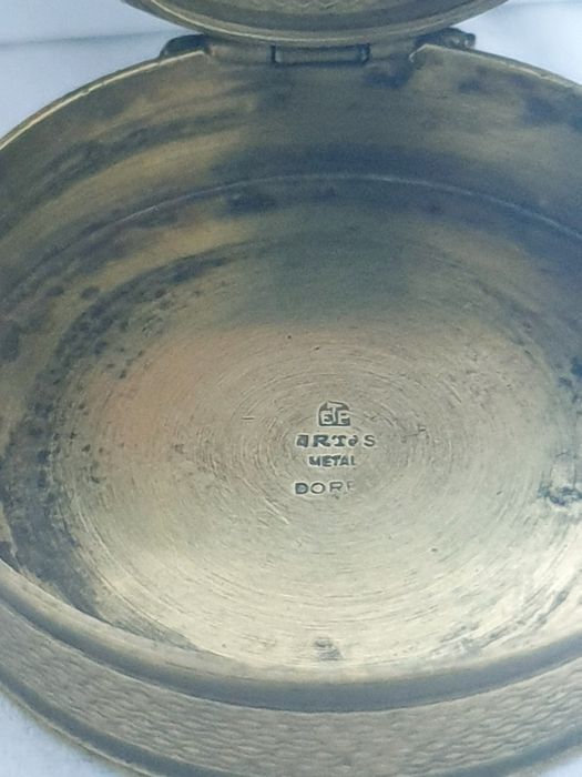 Linda antiga caixa com guilloche esmaltada e marcada