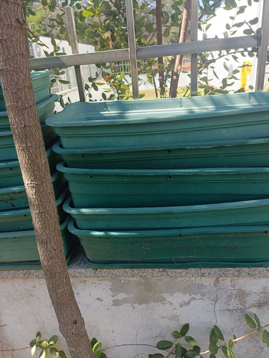Vasos em plástico duro para jardim