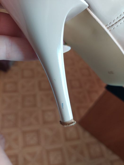 Szpilki beżowe lakier