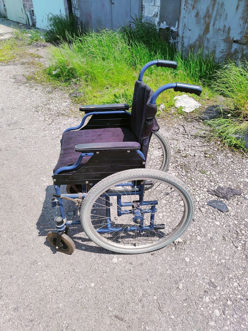 Продам инвалидную коляску ИСКРА и санитарный стул со съемным сиденьем.