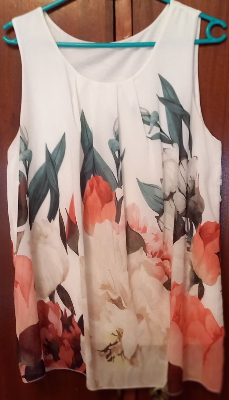 2 Blusas de cavas, 1 sedosa c/ floral e outra preta e branca