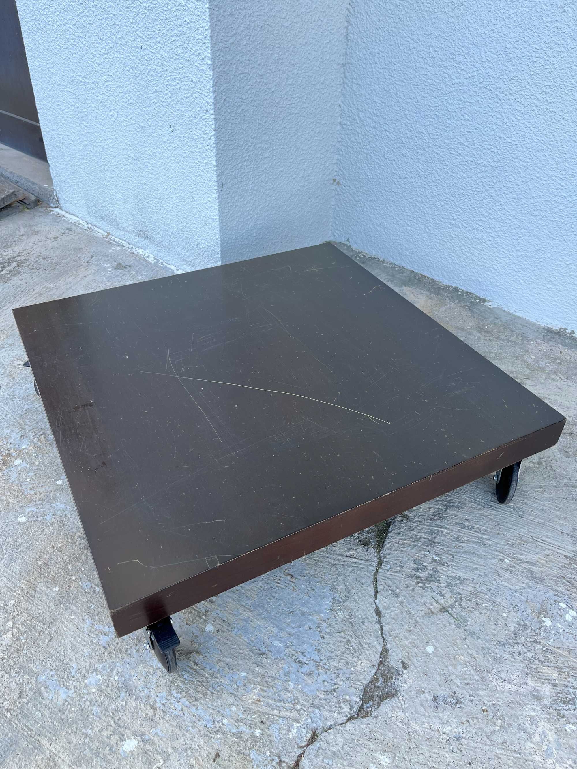 Mesa de centro de sala com rodas