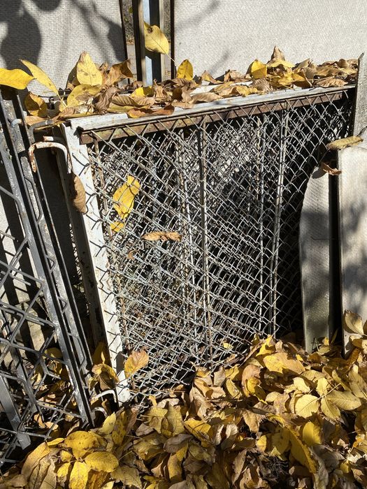 Секції забора металеві та рабиця в металевому кутку, б/в