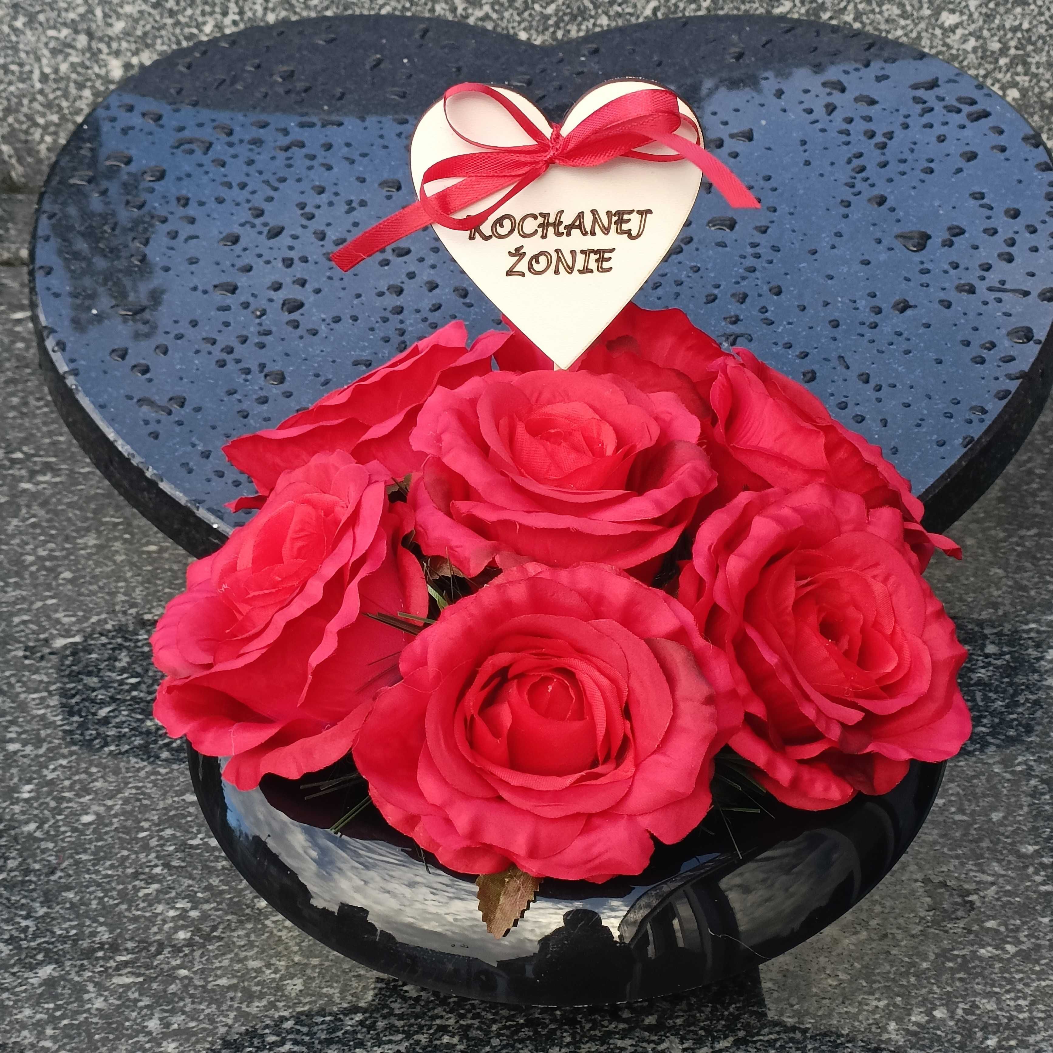 Elegancki stroik z róż na grób kochanej osoby żony męża mamy taty