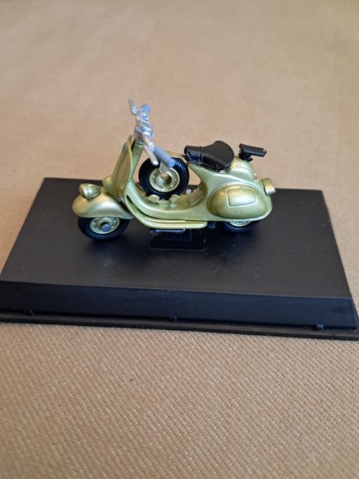Vespa 125 6 Giorni 1952 escala 1:43