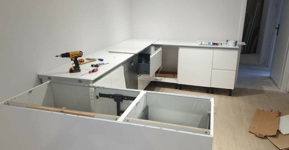 Składanie mebli z paczek, skręcanie, montaż blatów IKEA BRW Agata