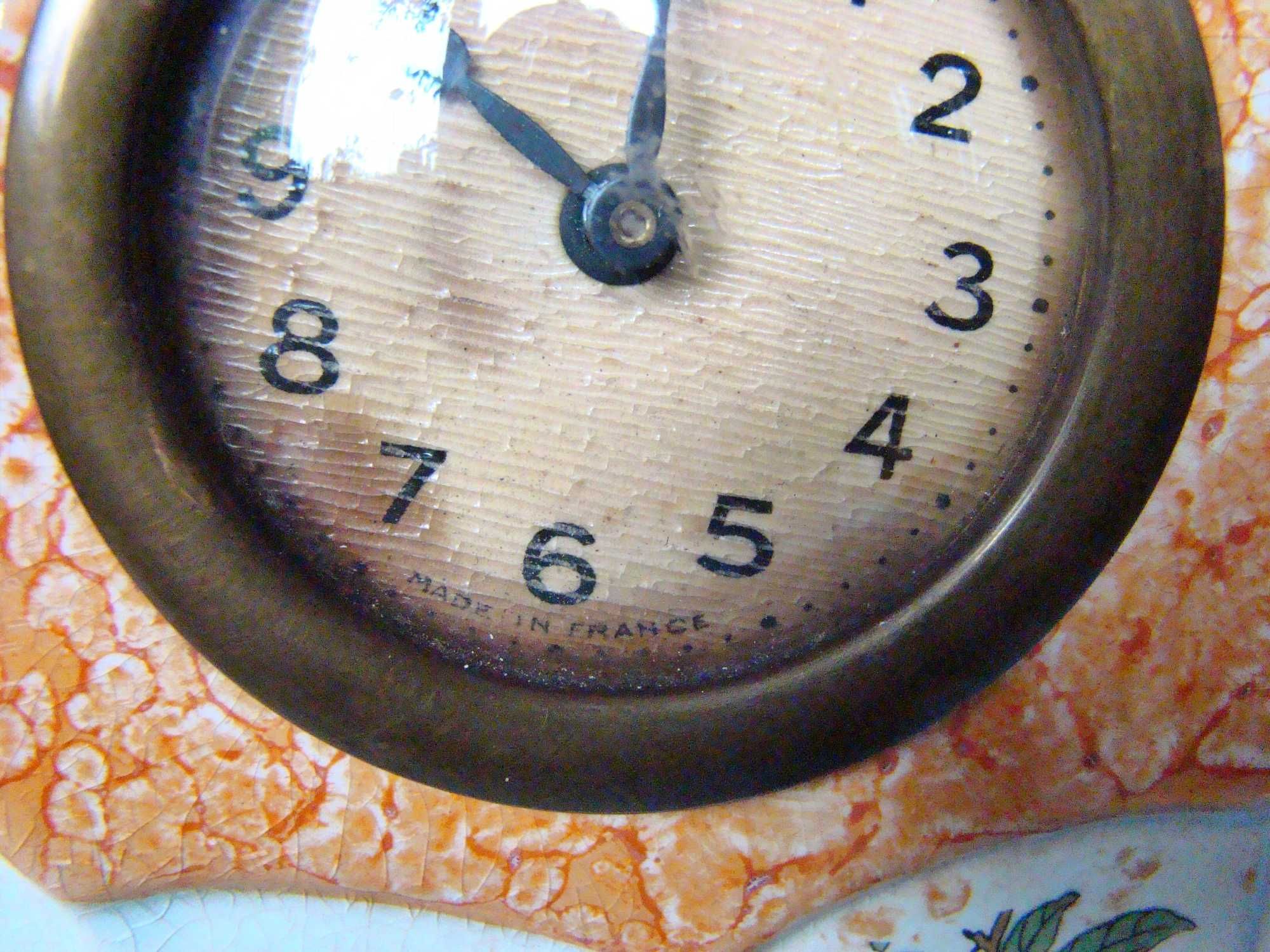 Ceramiczny zegar z wazonami