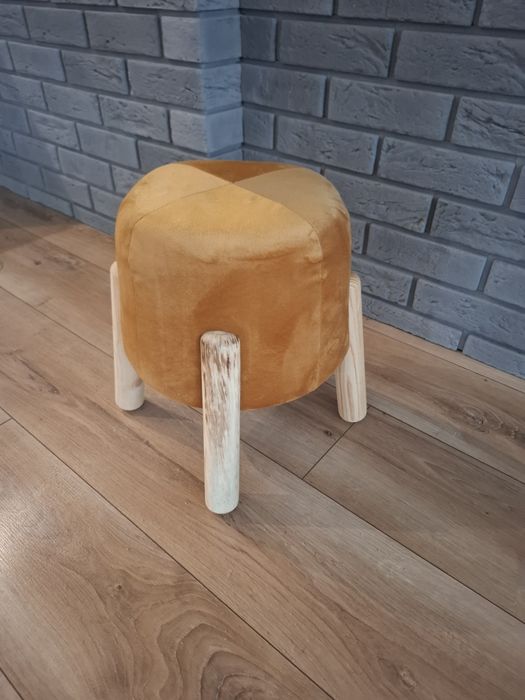 Levine stołek miodowy Selsey puf musztardowy welur