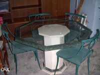 Mesa em marmore e Vidro e 4 cadeiras de ferro estofadas