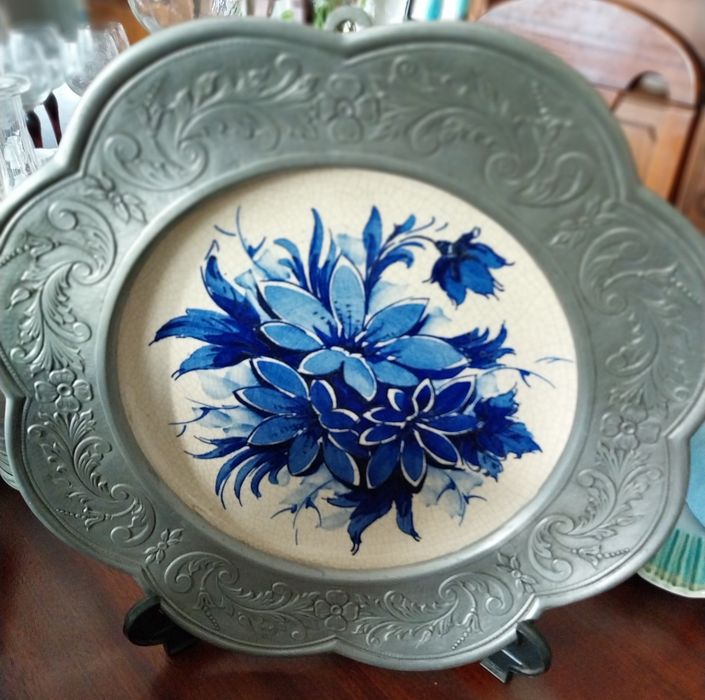 Prato decorativo em ceramica e estanho J. Dores