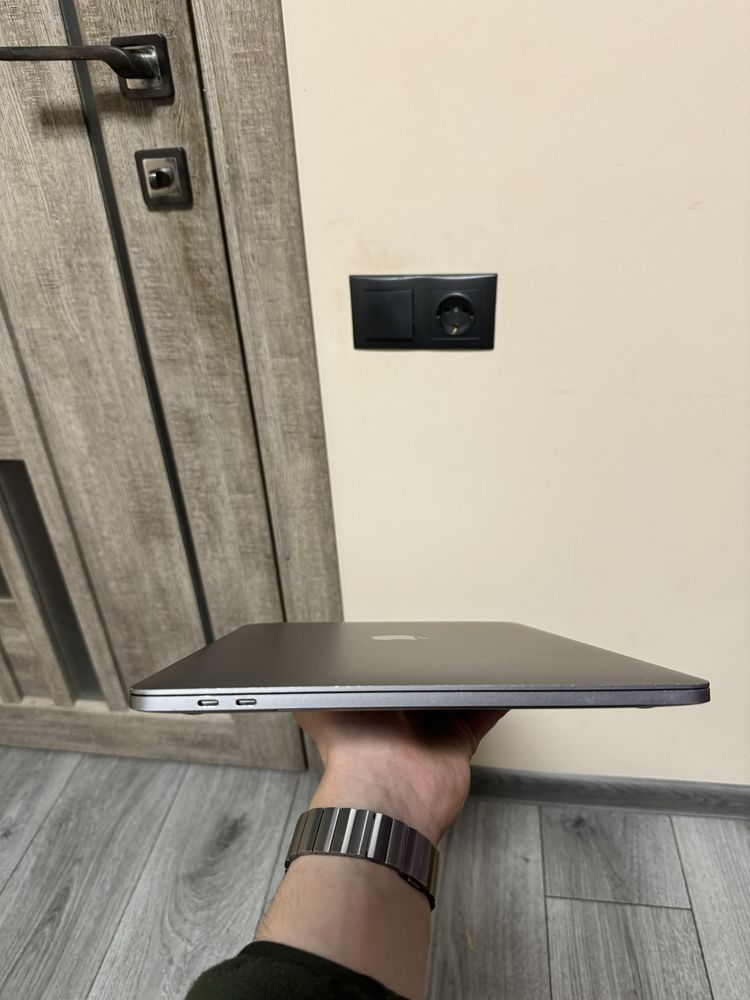 Macbook pro 15 2019 core i9 16/512gb amd pro 560x 4gb