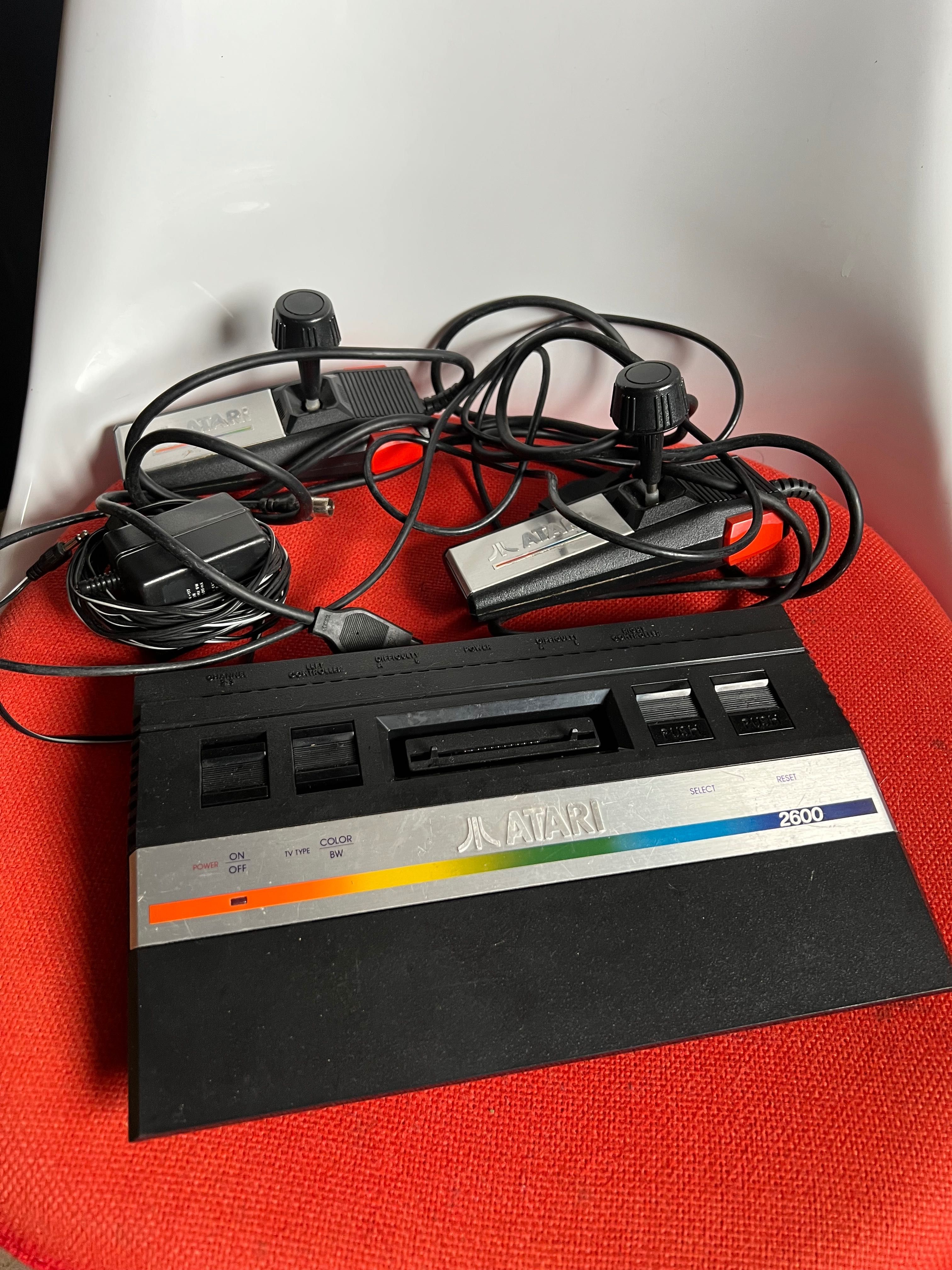 ATARI 2600 + 2 Joystick + kabele