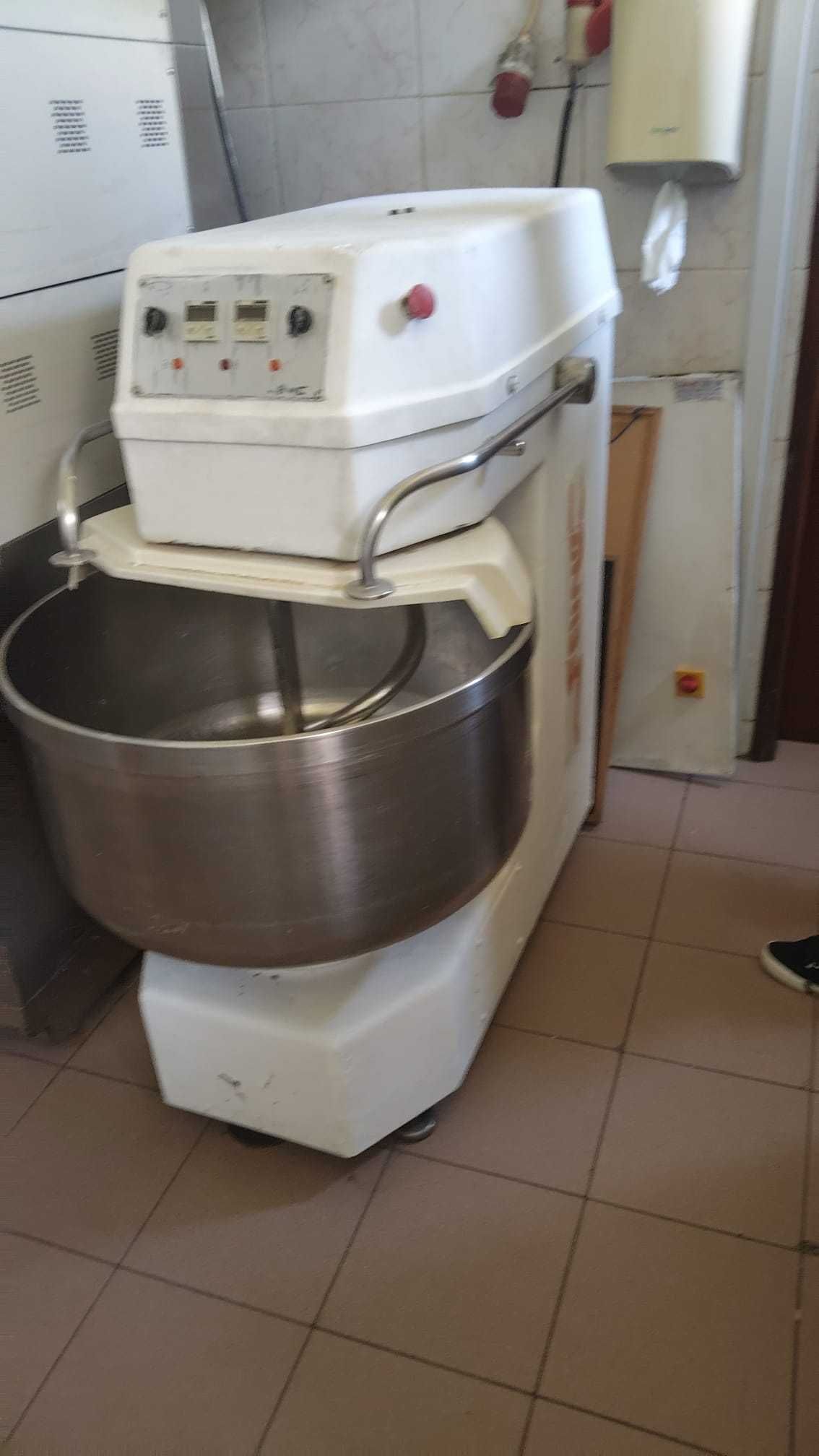 Vendo amassadeira e batedeira