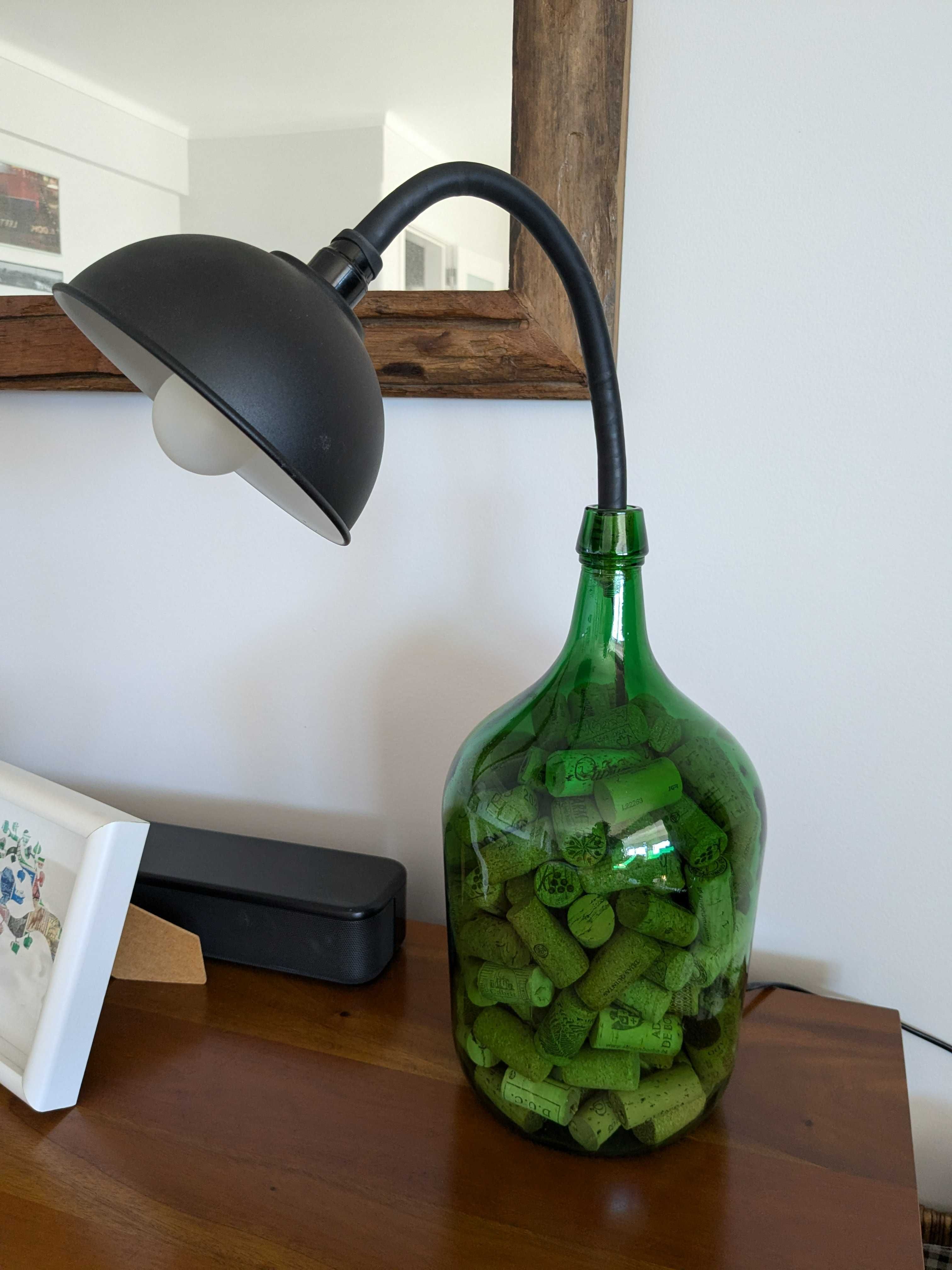 Candeeiro Articulado em Garrafão Verde – Design Sustentável com Estilo