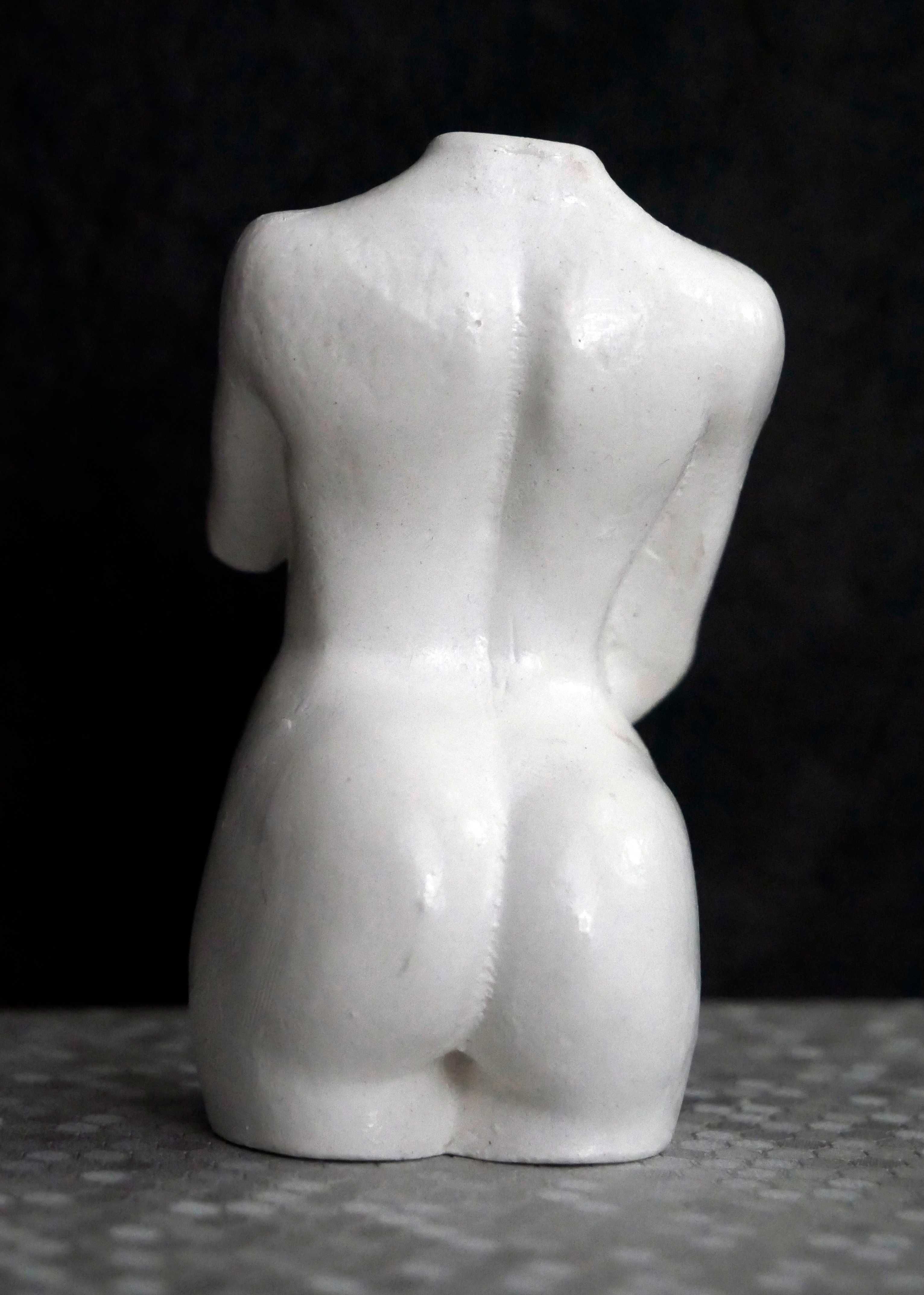 Rzeźba z gipsu, figurka kobiety w bieli, wys. 8,5 cm