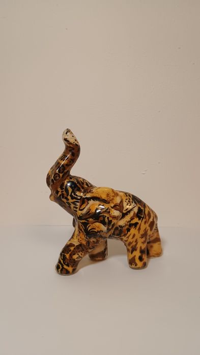 Ceramiczny słoń z podniesioną trąbą, afrykański design