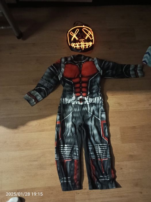 Strój 110 / 116 maska świeci