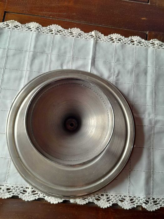 Prato de metal com pé – 29 cm de diâmetro