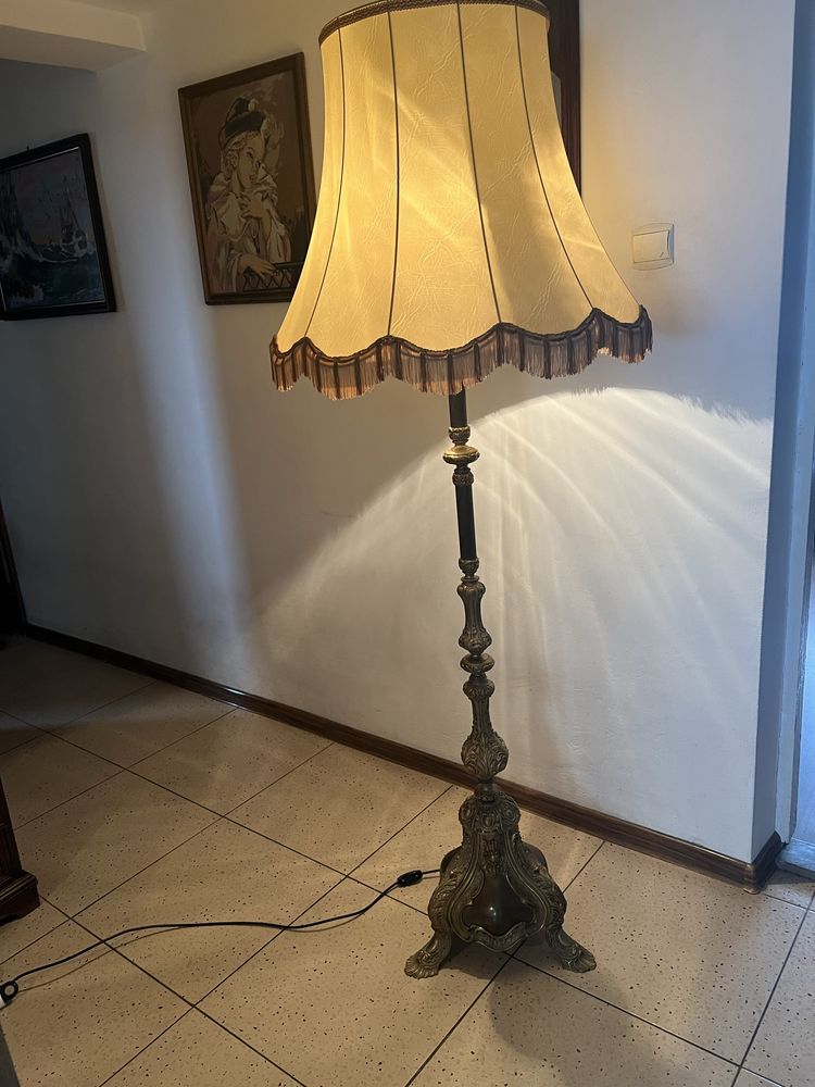 Lampa stojaca z abazurem