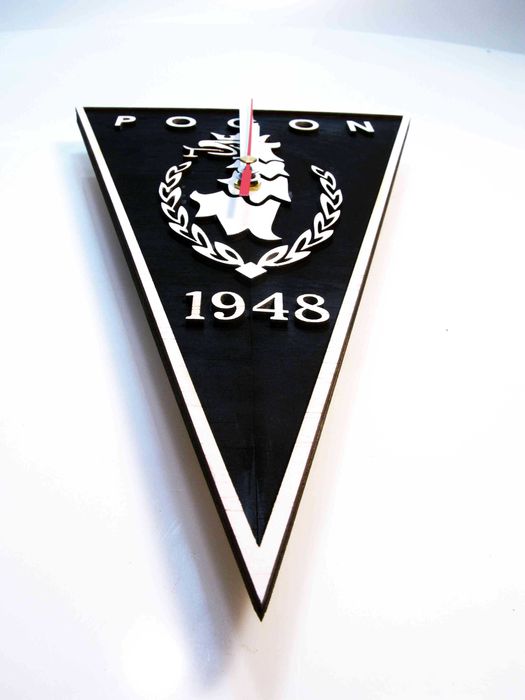 Drewniany zegar ścienny Pogoń Szczecin – idealny dla każdego kibica!