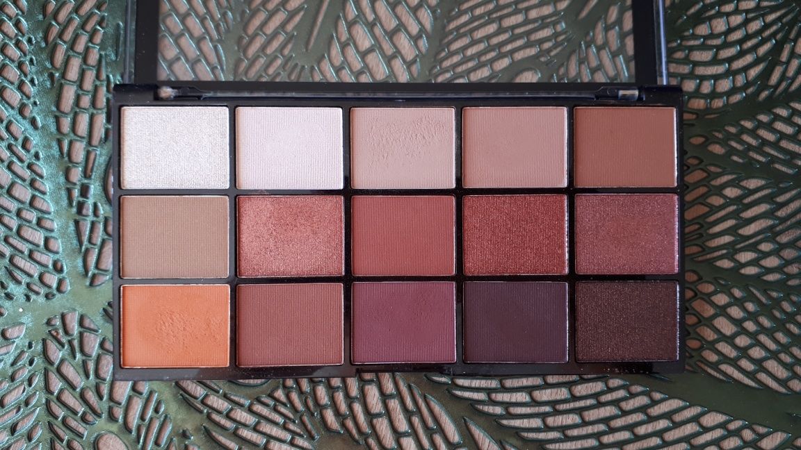 Makeup revolution paleta cieni do powiek Reloaded " Iconic fever".