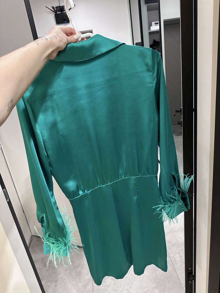 Изумрудное платье с перьями zara