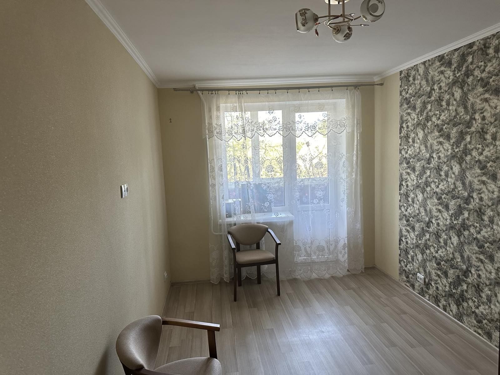 Продам чотирикімнатну квартиру в цетрі Чернігова по вулиці Самострова.