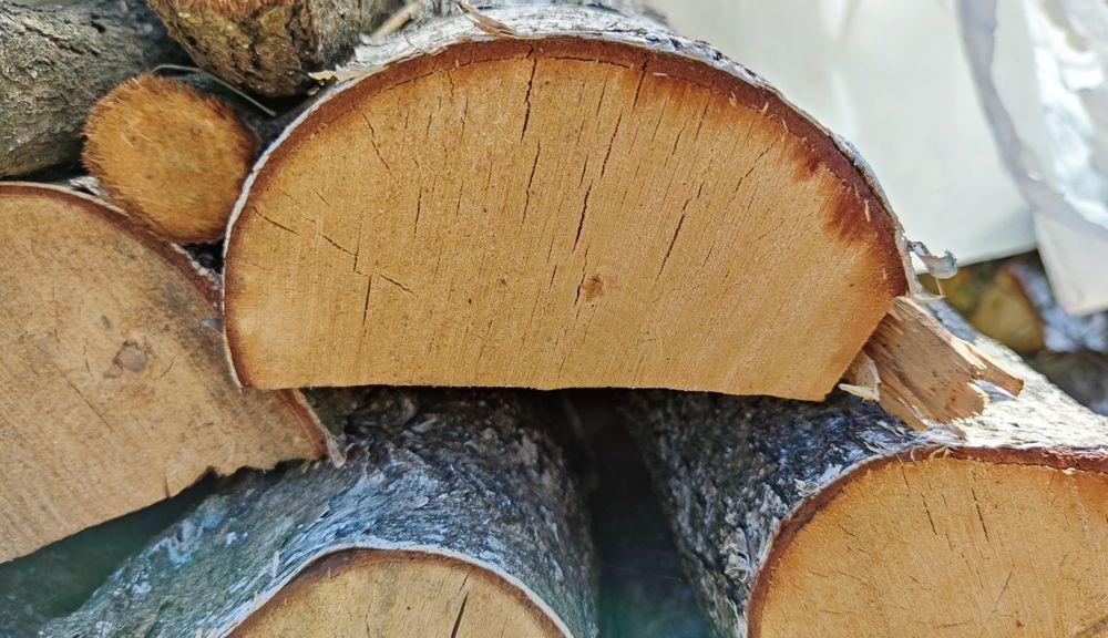 Suche połupane sezonowane drewno drzewo opałowe kominka kominkowe