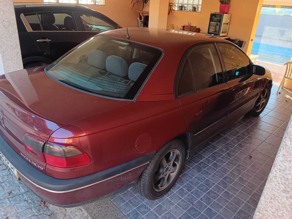 Opel Omega em ótimo estado