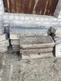 Бордюри, плити підвікоників куски бетону