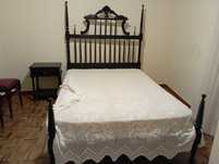Cama madeira escura