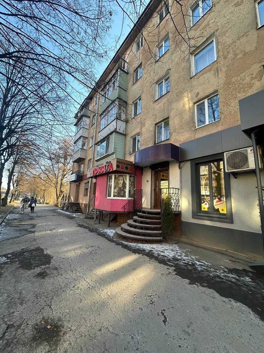 Пр. Миру 55м2 Продам ФАСАДНЕ приміщення з Хорошим Трафіком і Парковкою