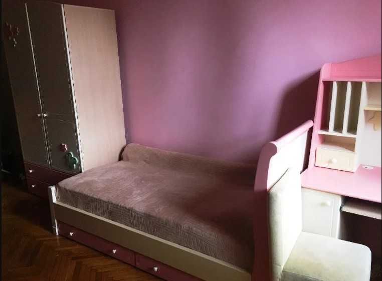 Ліжко, шафа, столик комплект меблів