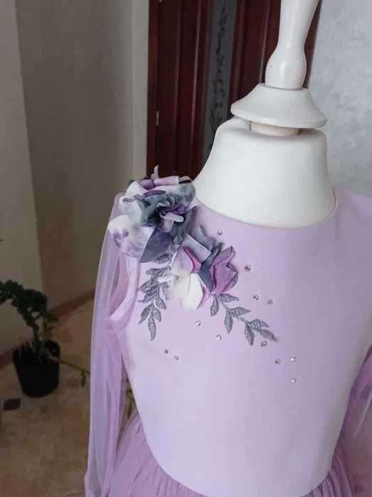 Красивезна ніжно-бузкова святкова сукня/плаття для дівчинки 5-6 р.