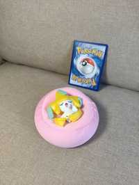 Śpiąca figurka na poduszce, plus oryginalna karta pokemon gratis