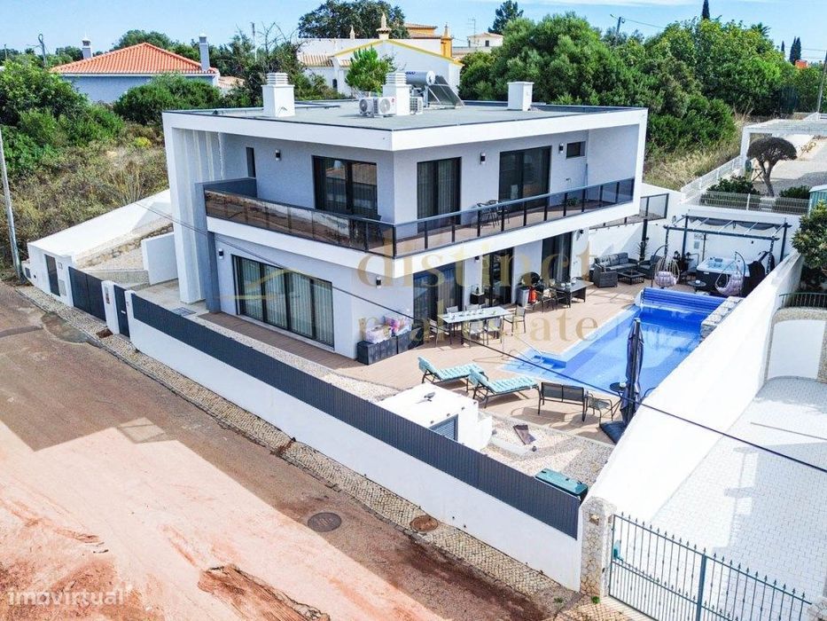 Moradia de Luxo T4 com Piscina e Jacuzzi - Urbanização Monte
Canel...