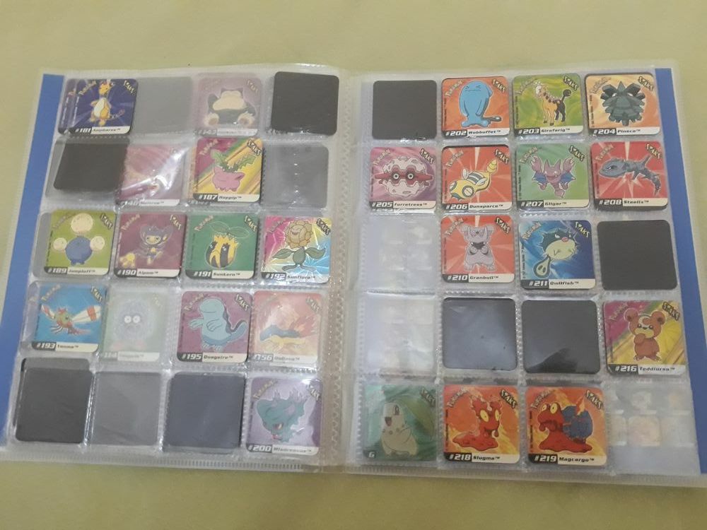 Caderneta com 118 Staks Pokémon