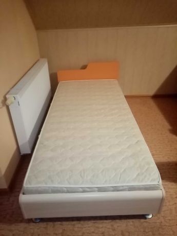 Dwa łóżka jednoosobowe
