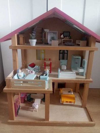 Drewniany domek dla lalek z wyposażeniem