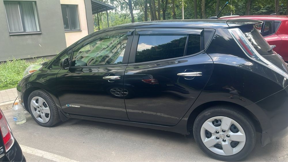Авто nisan leaf , чудовому стані.