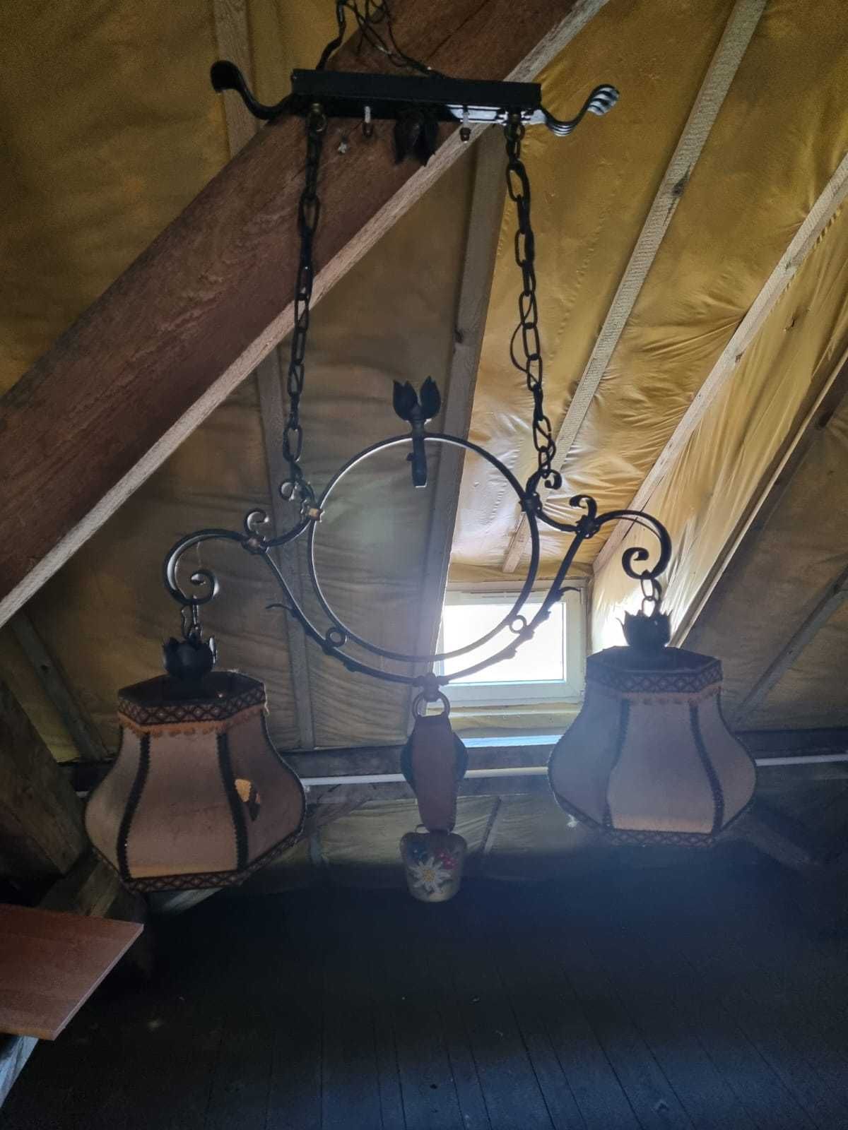 Lampa wisząca z mosiężnym okuciem w stylu rustykalnym.