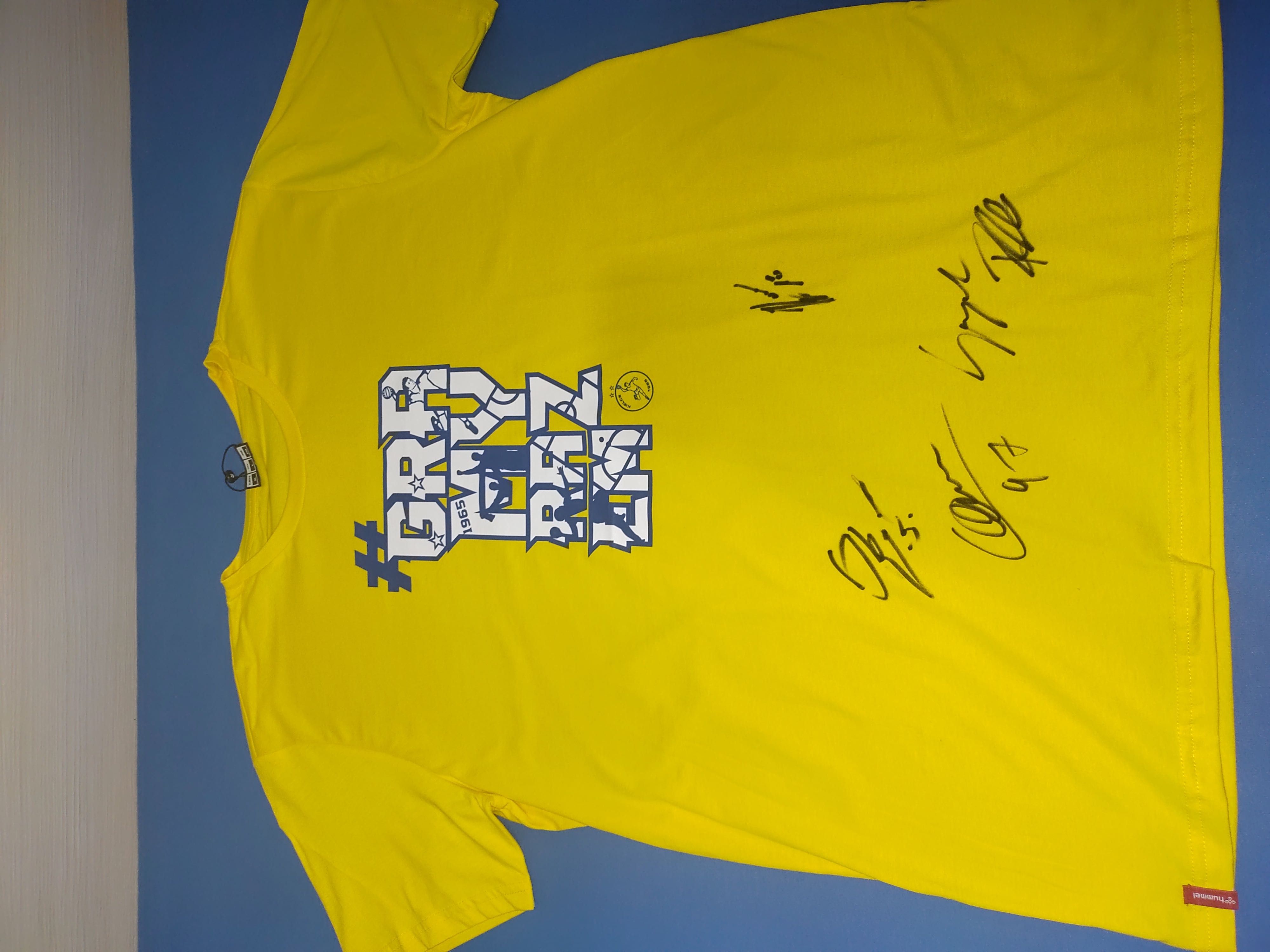 Koszulka Industrii Kielce z autografami.